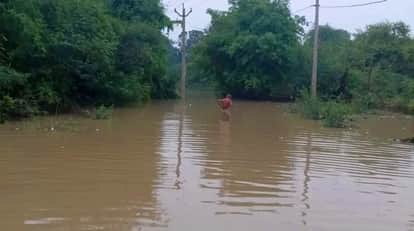 Rain havoc in Mahoba Seeho Nala overflows cutting off six villages villagers risking their lives to cross