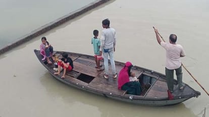 Kanpur Ganga flowing 7 cm above the warning mark water has entered three neighborhoods