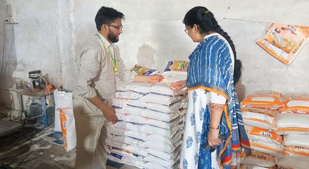 Kanpur FSDA raids Vaibhav Flour Mill batch numbers  missing from packets 4.3 tonnes of flour seized