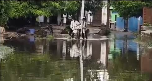 Kanpur Waterlogging in Tiwaripur for four days children unable to attend school villagers confined to homes