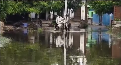 Kanpur Waterlogging in Tiwaripur for four days children unable to attend school villagers confined to homes