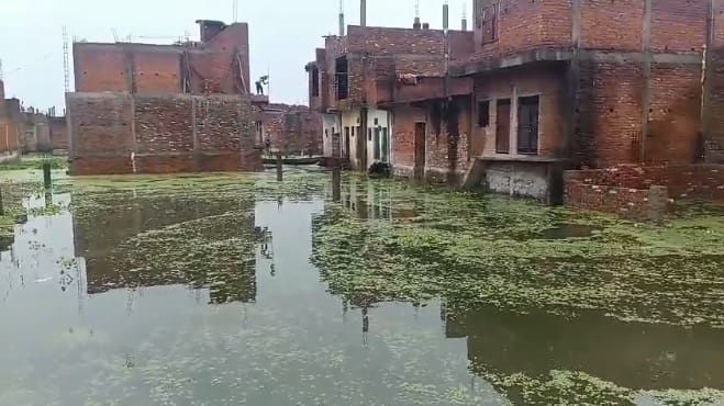 Kanpur Ganga flowing 7 cm above the warning mark water has entered three neighborhoods