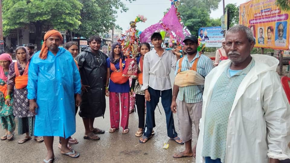 Bijnor: Daughter-in-law upholds 40-year-old tradition, carries *Kanwar* alongside mother-in-law