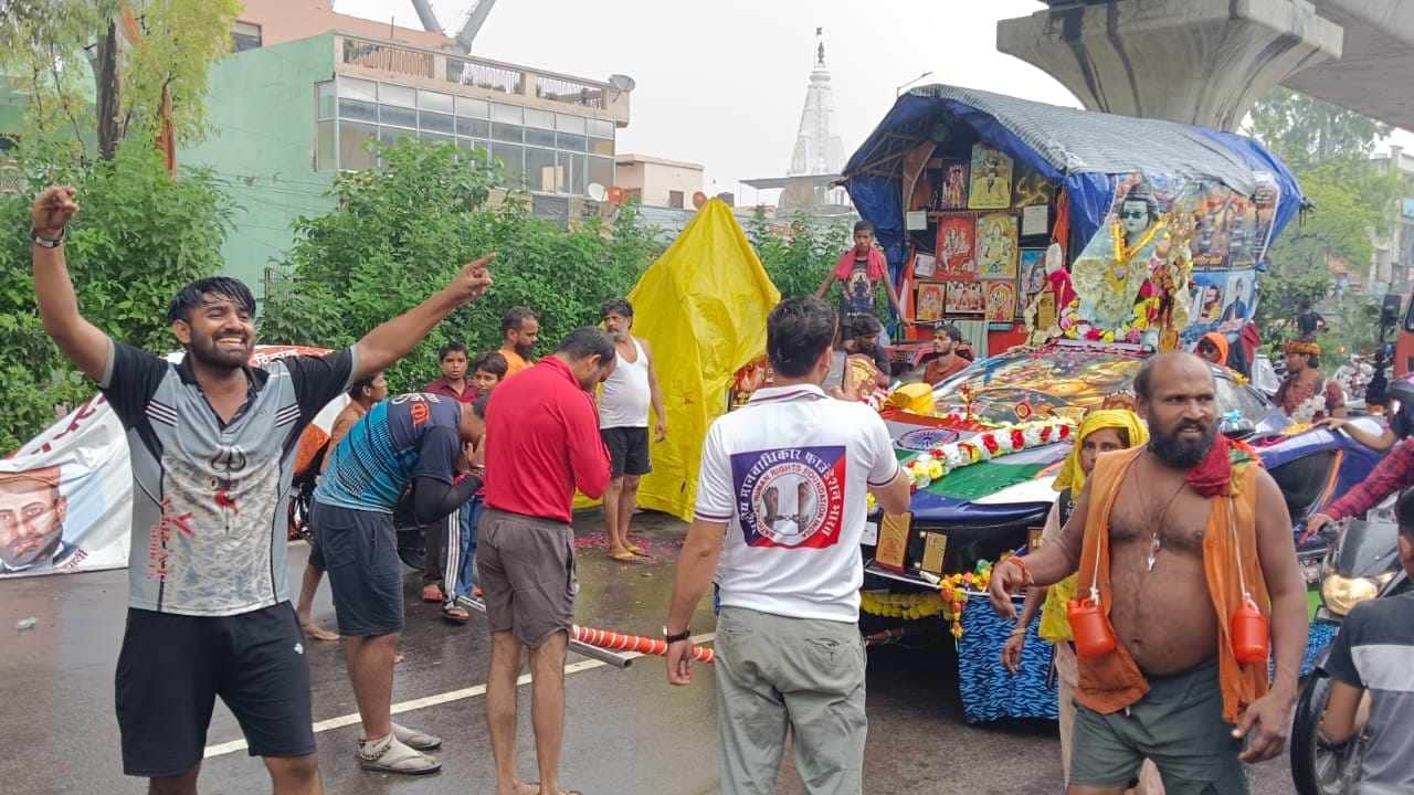 dummy sports car worth 5 crore built at a cost of 8 lakh in Muradnagar sawan 2026 photos