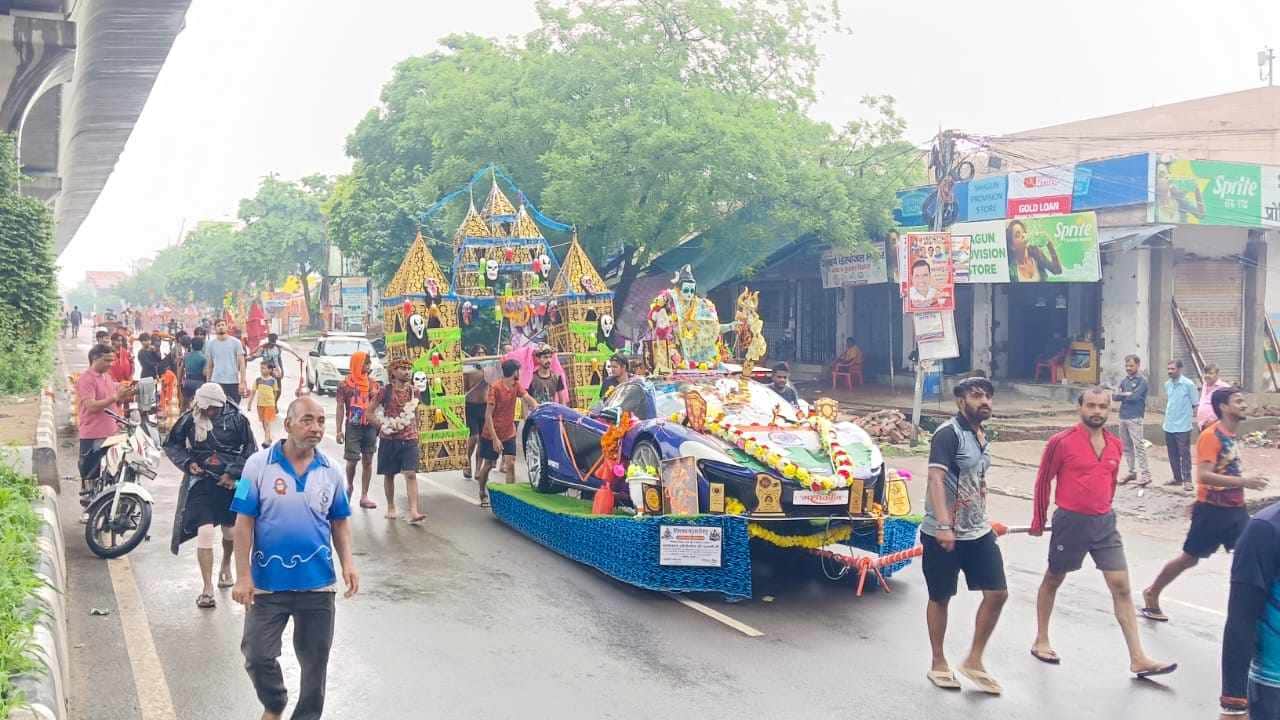 dummy sports car worth 5 crore built at a cost of 8 lakh in Muradnagar sawan 2026 photos