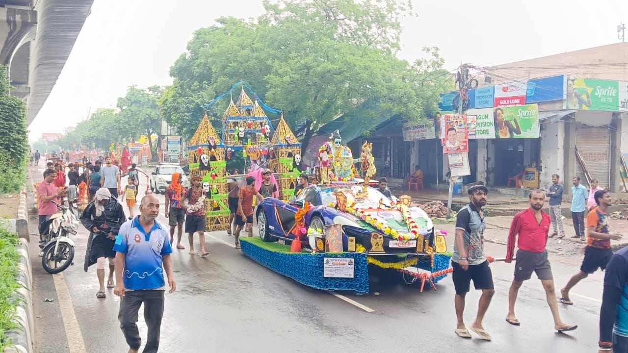 dummy sports car worth 5 crore built at a cost of 8 lakh in Muradnagar sawan 2026 photos