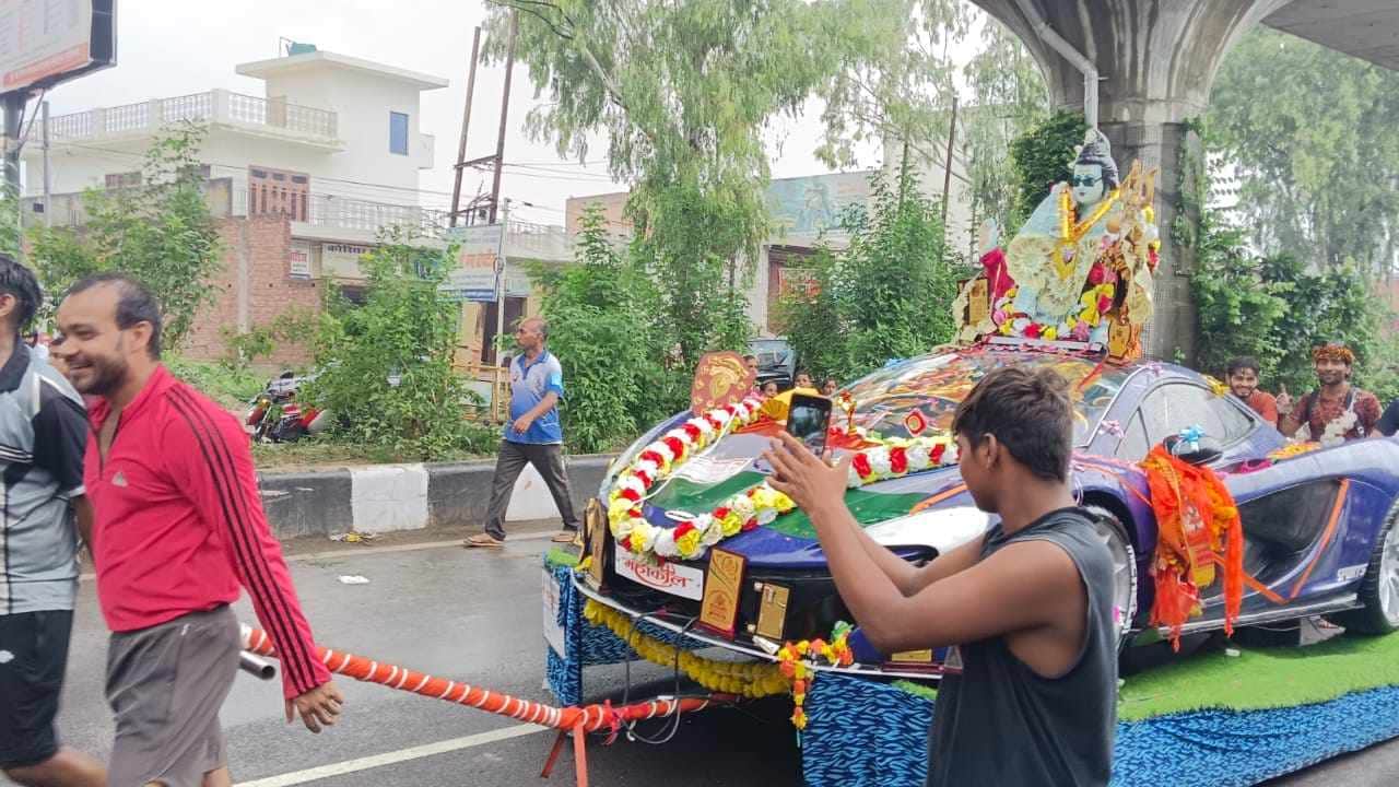 dummy sports car worth 5 crore built at a cost of 8 lakh in Muradnagar sawan 2026 photos