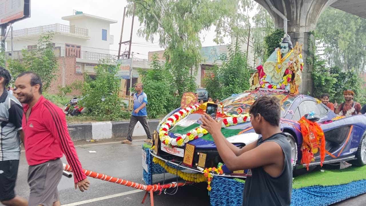 dummy sports car worth 5 crore built at a cost of 8 lakh in Muradnagar sawan 2026 photos