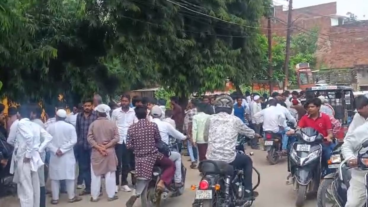 Prayagraj: Crowd gathers at Atiq Ahmed's Chakiya residence to attend Aban's funeral; heavy police force deploy