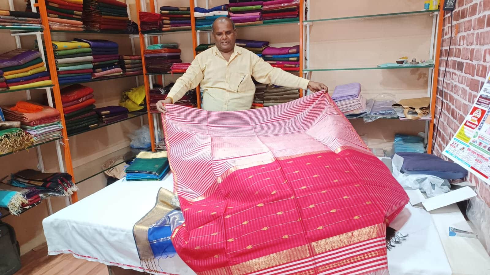 World Handloom Day Maheshwar's talent shines on national stage, weaver Kamal Gaur will be honored by President