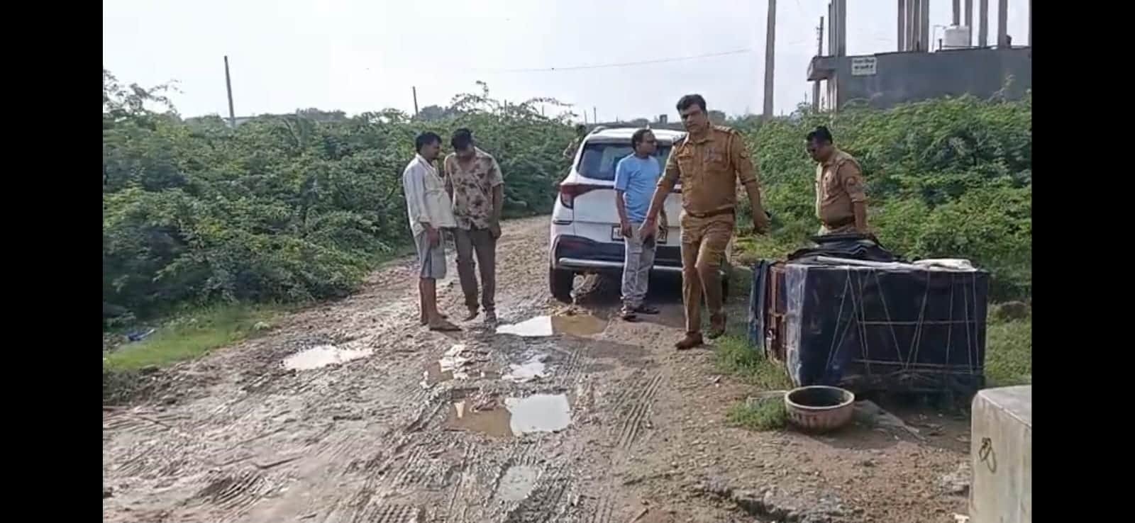 Armed Robbers Loot Cash, Gold and Bike from Kinnar's House in Unnao