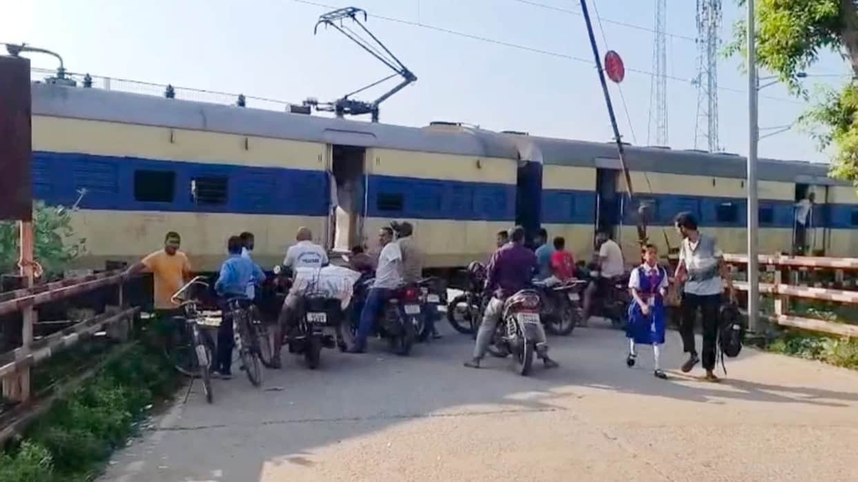 Bihar Train MEMU Train Engine Fails Shortly After Departure Leaves Passengers Stranded