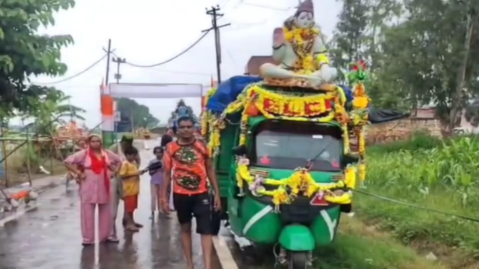 Meerut Kanwar Yatra: Devotion Peaks on Pura Mahadev Route, Children and Families Join the Pilgrimage