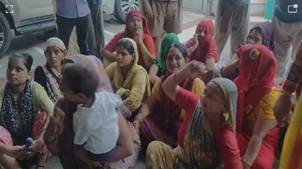 Anger erupts in Manik Chowk over problems