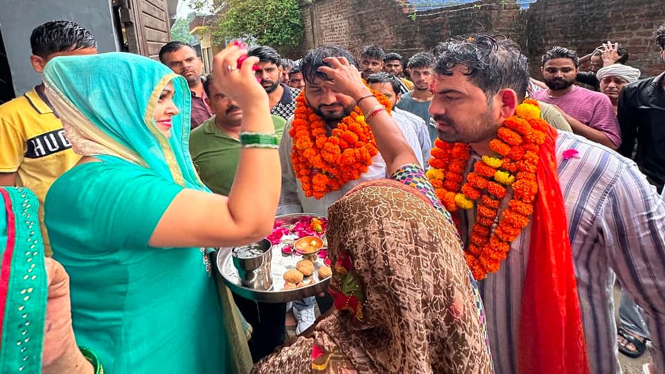 Roadshow by those accused of attacking Pappu Yadav welcomed with garlands