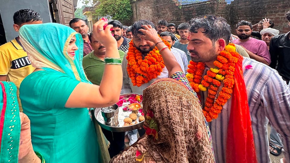 Roadshow by those accused of attacking Pappu Yadav welcomed with garlands