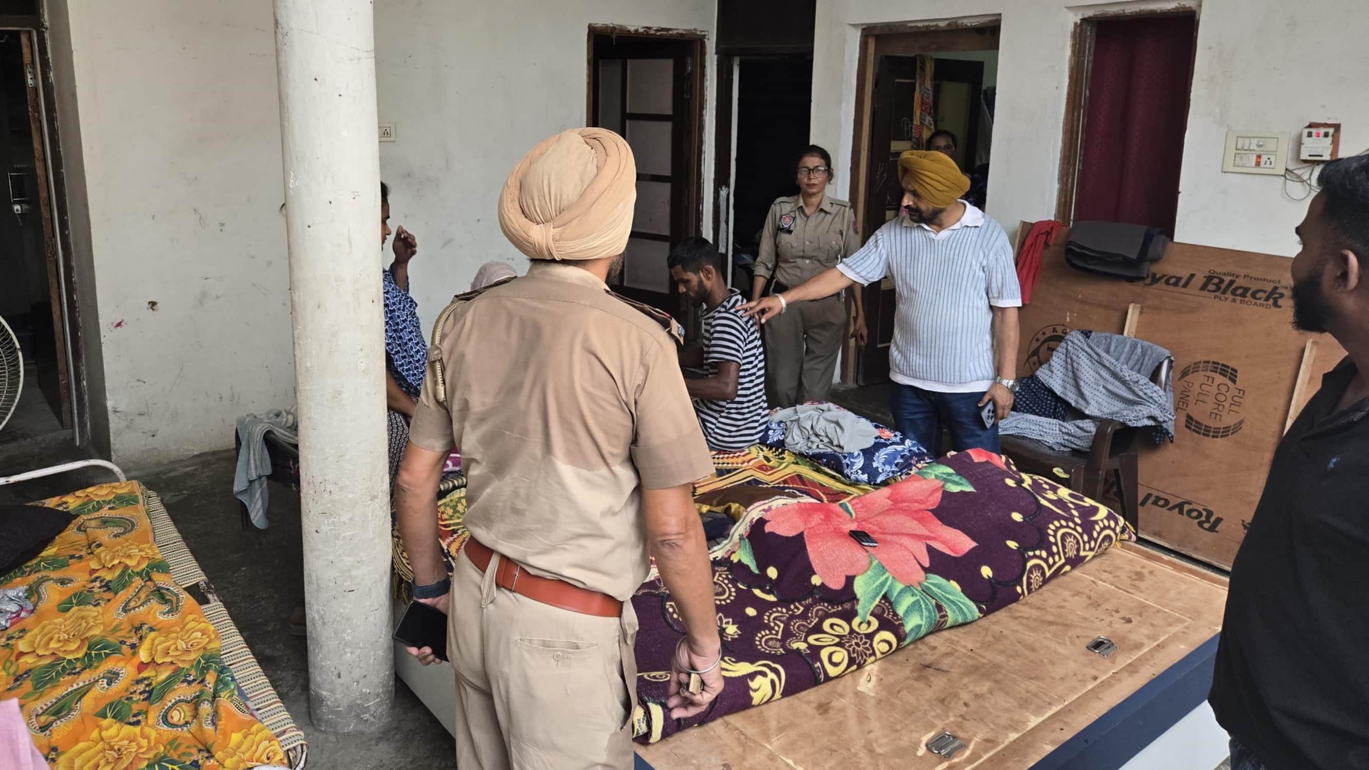अमृतसर के गांव में सर्च अभियान चलाती पुलिस