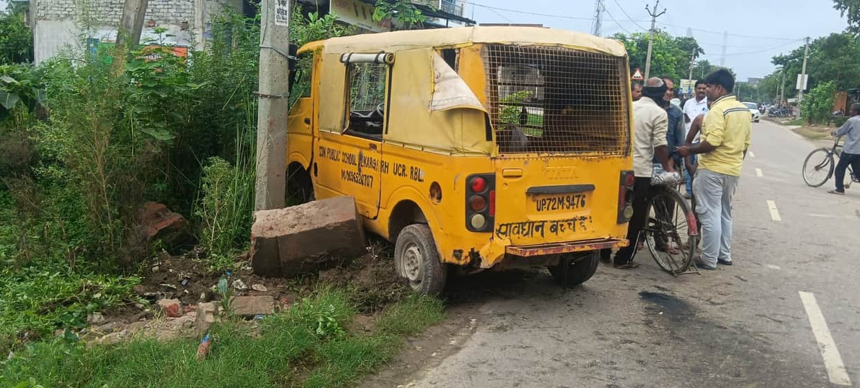 Raebareli: A 'Magic' vehicle carrying schoolchildren overturned after hitting a bridge