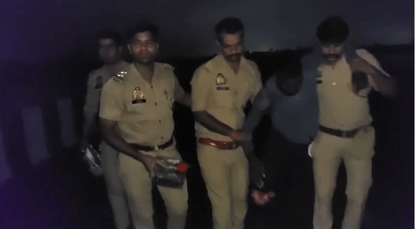 Raebareli: Miscreants were dividing up the proceeds of a robbery... five arrested after a police encounter