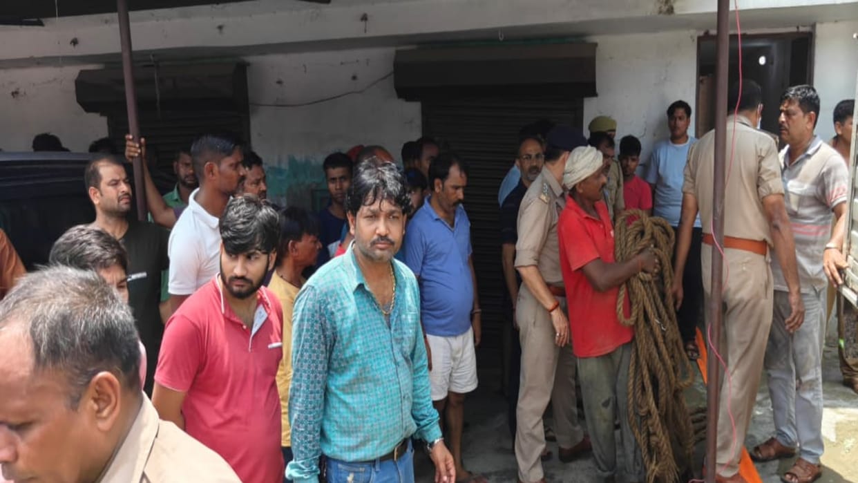 Prayagraj Two laborers died after entering a septic tank to remove shuttering; deaths toxic gas spark panic.