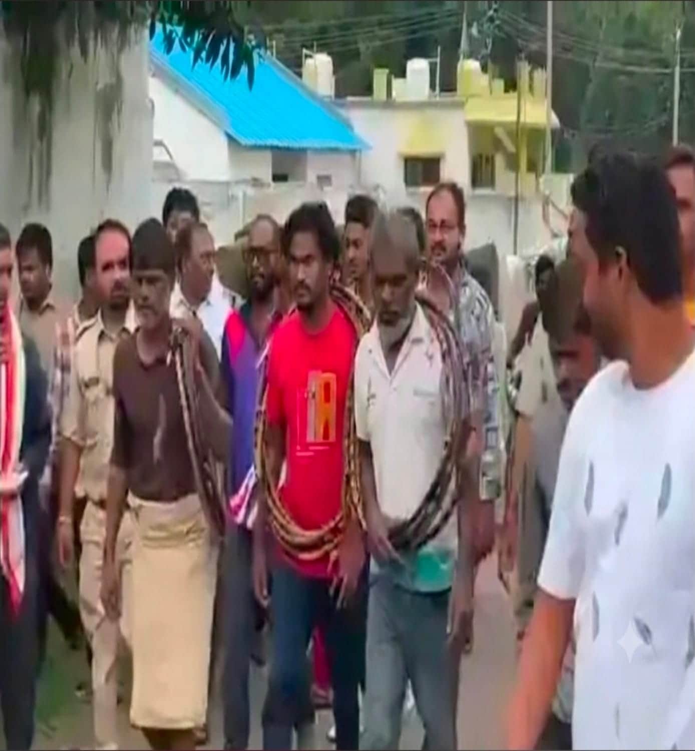 स्थानीय लोगों ने चोरों को गले में कांटेदार तारों के बंडल डालकर इलाके में घुमाया।