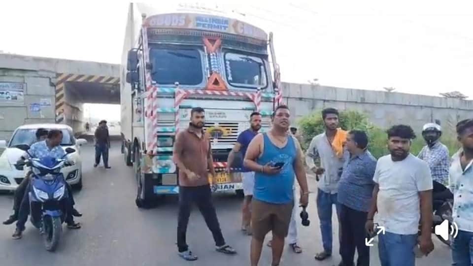 Bike rider dies after being hit by a truck in Dineshpur Matkota Road