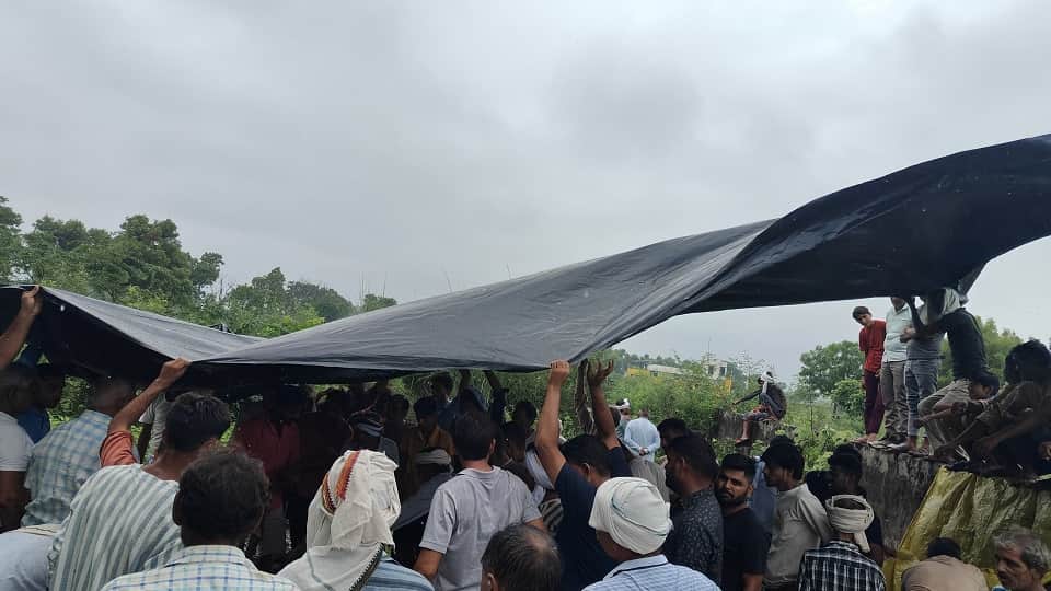 Home Guard funeral held under tarpaulin