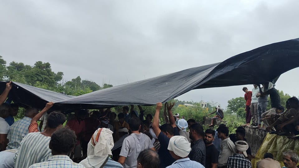 Home Guard funeral held under tarpaulin