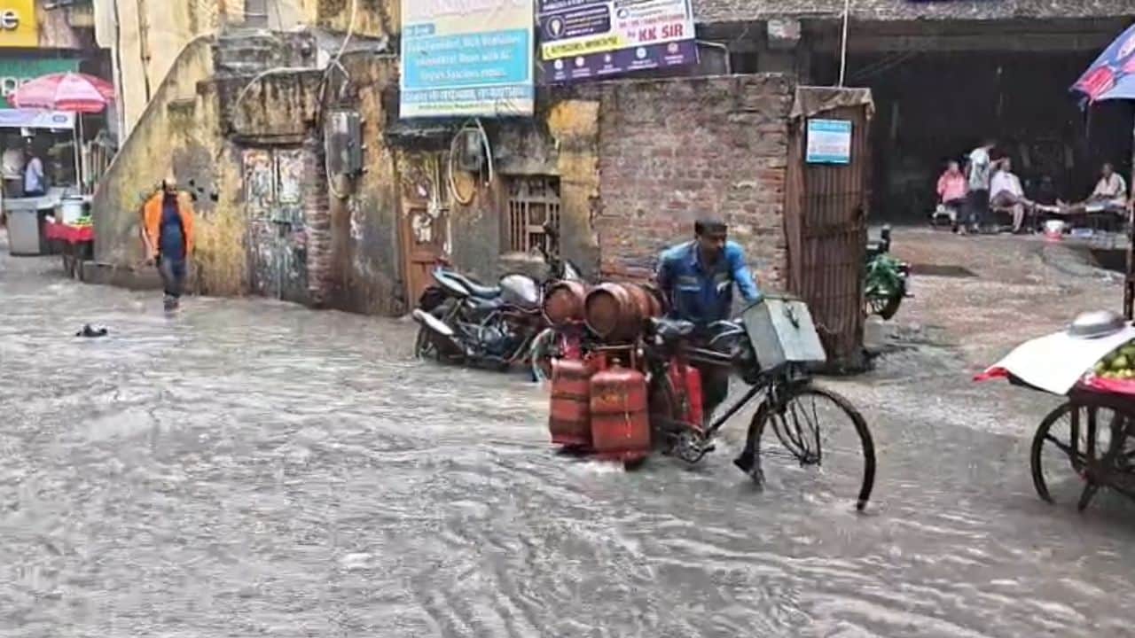 Heavy rain Delhi-NCR Severe waterlogging and long traffic jams in several areas