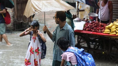 डूब गई दिल्ली!: गलियों में तैरते नजर आए बच्चे, सड़कों पर रेंग रहीं गाड़ियां; बारिश में बह गए सरकारी दावे Heavy rain Delhi-NCR Severe waterlogging and long traffic jams in several areas