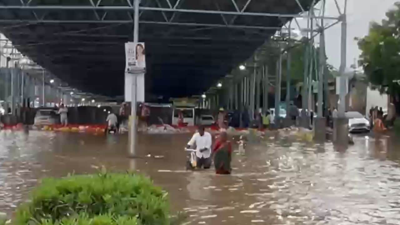 Heavy rain Delhi-NCR Severe waterlogging and long traffic jams in several areas