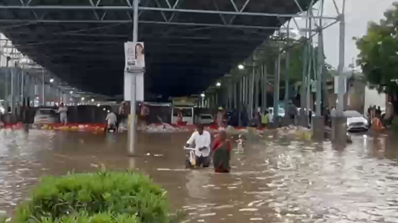 Heavy rain Delhi-NCR Severe waterlogging and long traffic jams in several areas