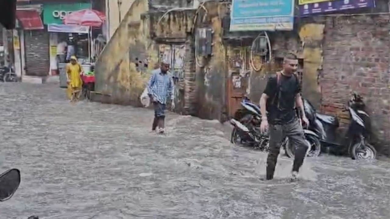 Heavy rain Delhi-NCR Severe waterlogging and long traffic jams in several areas