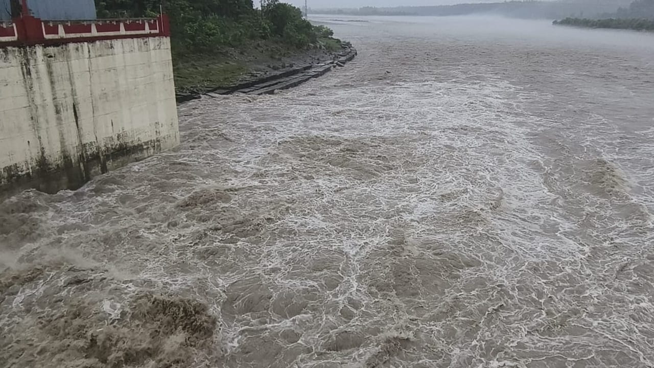 पानी छोड़ा गया।