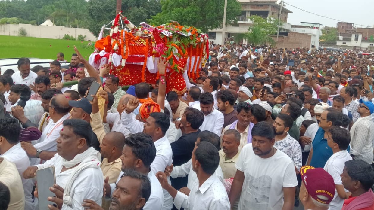 MLA Uma shankar Singh cremated at Byasi Ganga Ghat huge crowd of supporters gathers in ballia