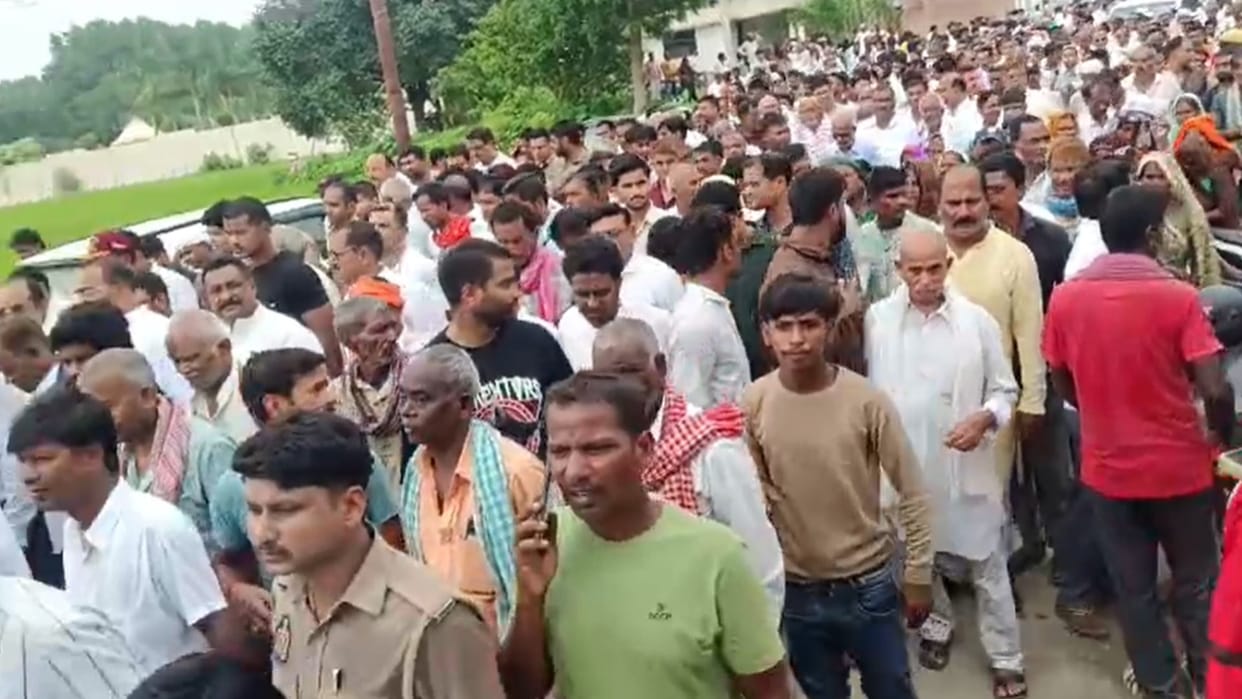 MLA Uma shankar Singh cremated at Byasi Ganga Ghat huge crowd of supporters gathers in ballia