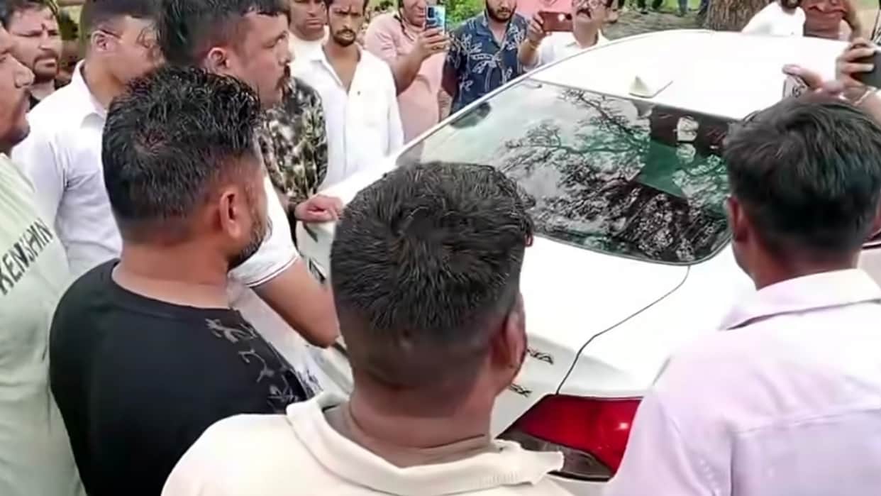 Ruckus over finding banned meat in Vikasnagar Bajrang Dal and Rudra Seva workers stopped car