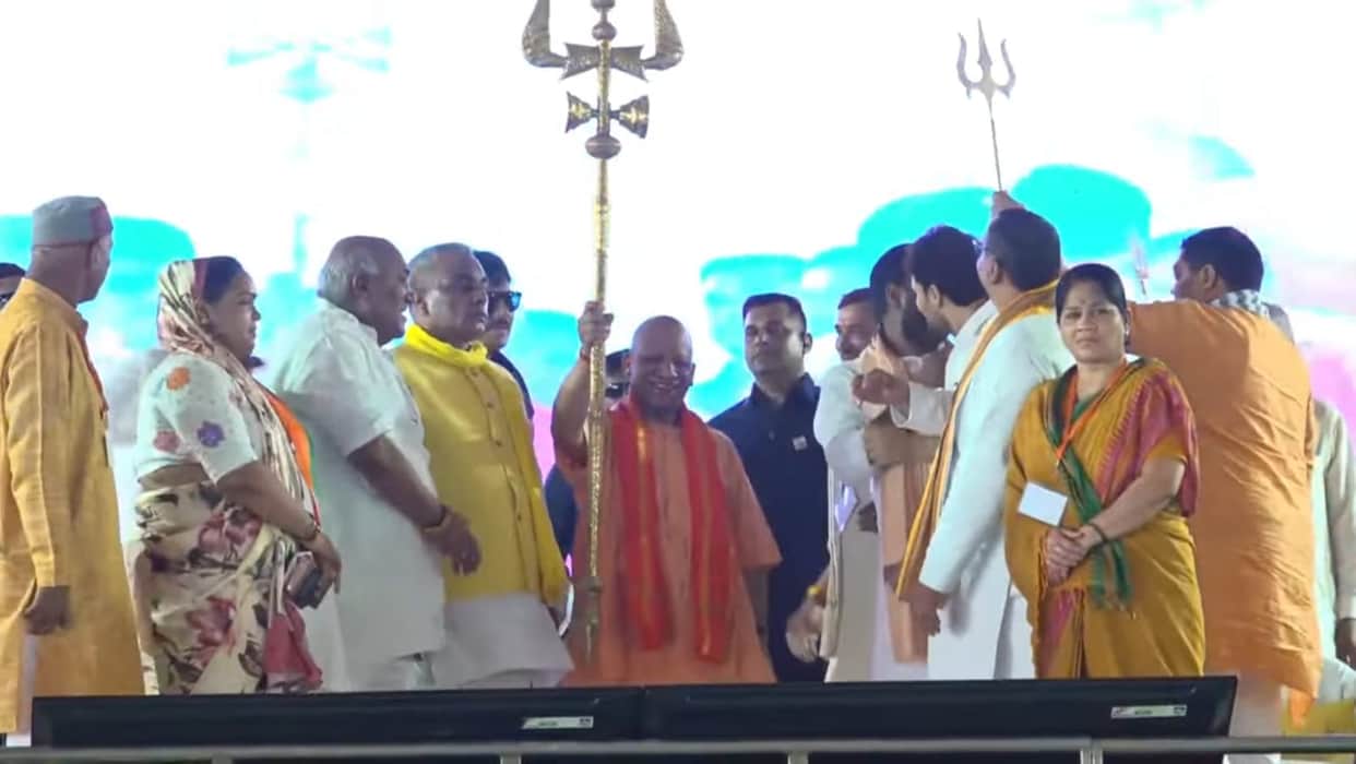 Ambedkar Nagar : CM Yogi takes the stage after offering prayers at Govind Sahib Math