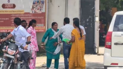 आवास सहायक की दो पत्नियां आमने-सामने आईं