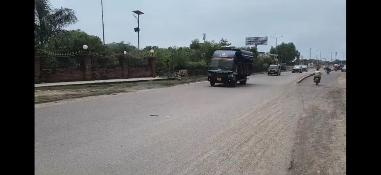 Jalaun: माफिया अतीक अहमद के बेटे अली अहमद के काफिले का अचानक बदला रूट, झांसी-कानपुर हाईवे से प्रयागराज रवाना Atiq Ahmed's Son Ali's Convoy Route Changed in Jalaun, Sent to Prayagraj via Highway