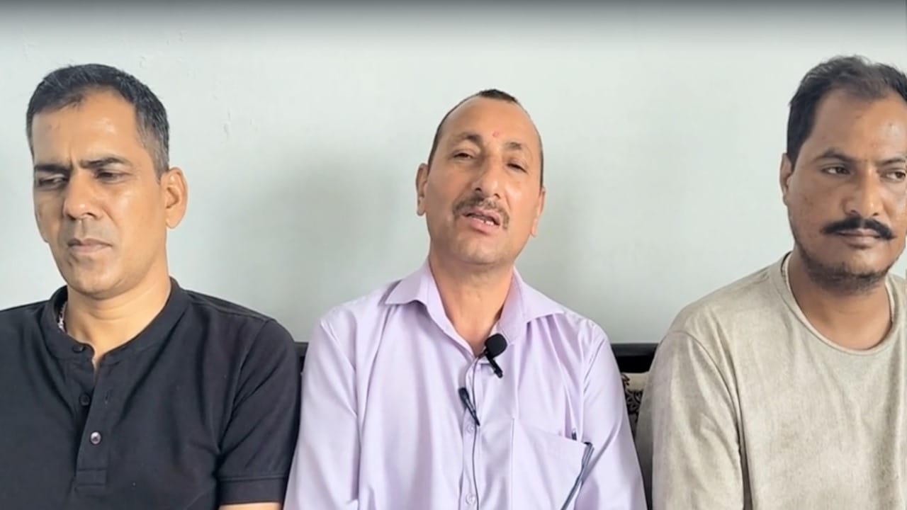 बीडीसी सदस्य दलीप सिंह(बीच में)।