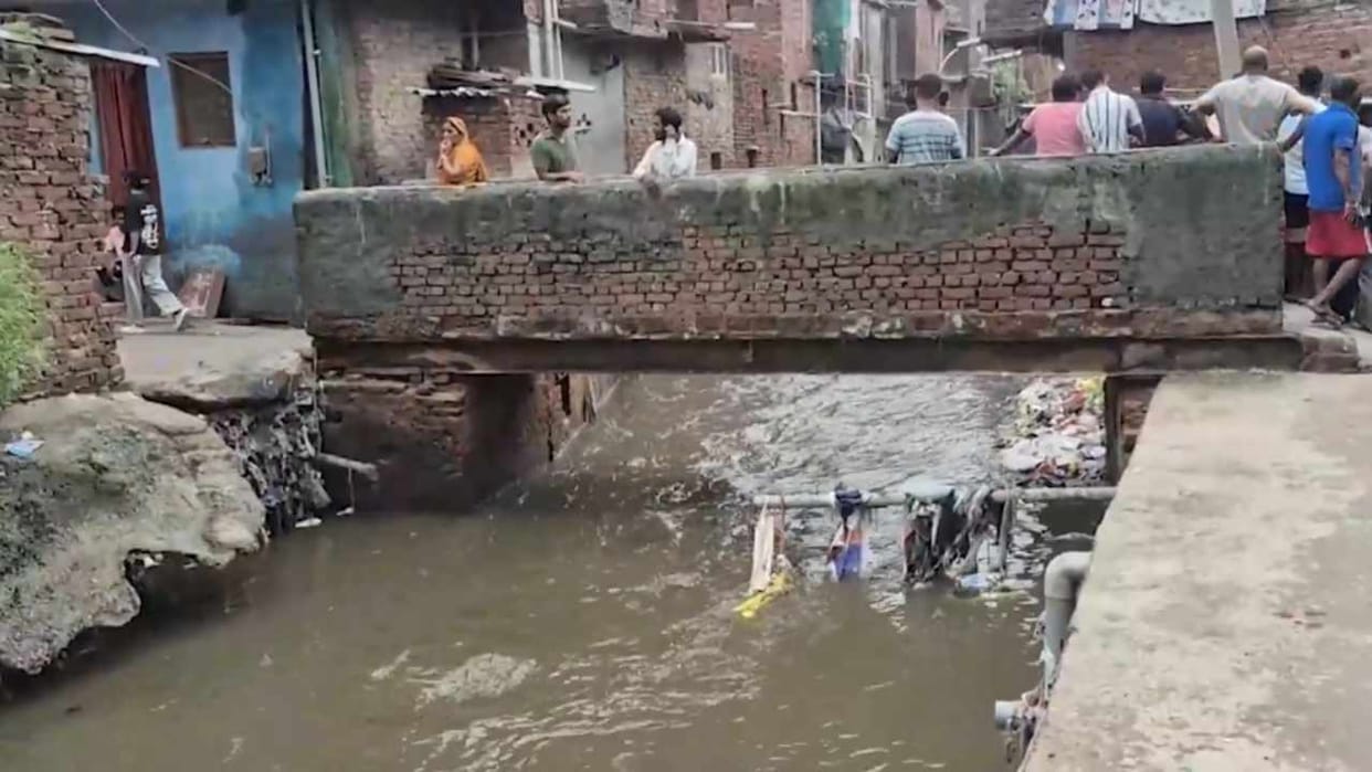 young man was swept away in drain in Delhi Sarita Vihar