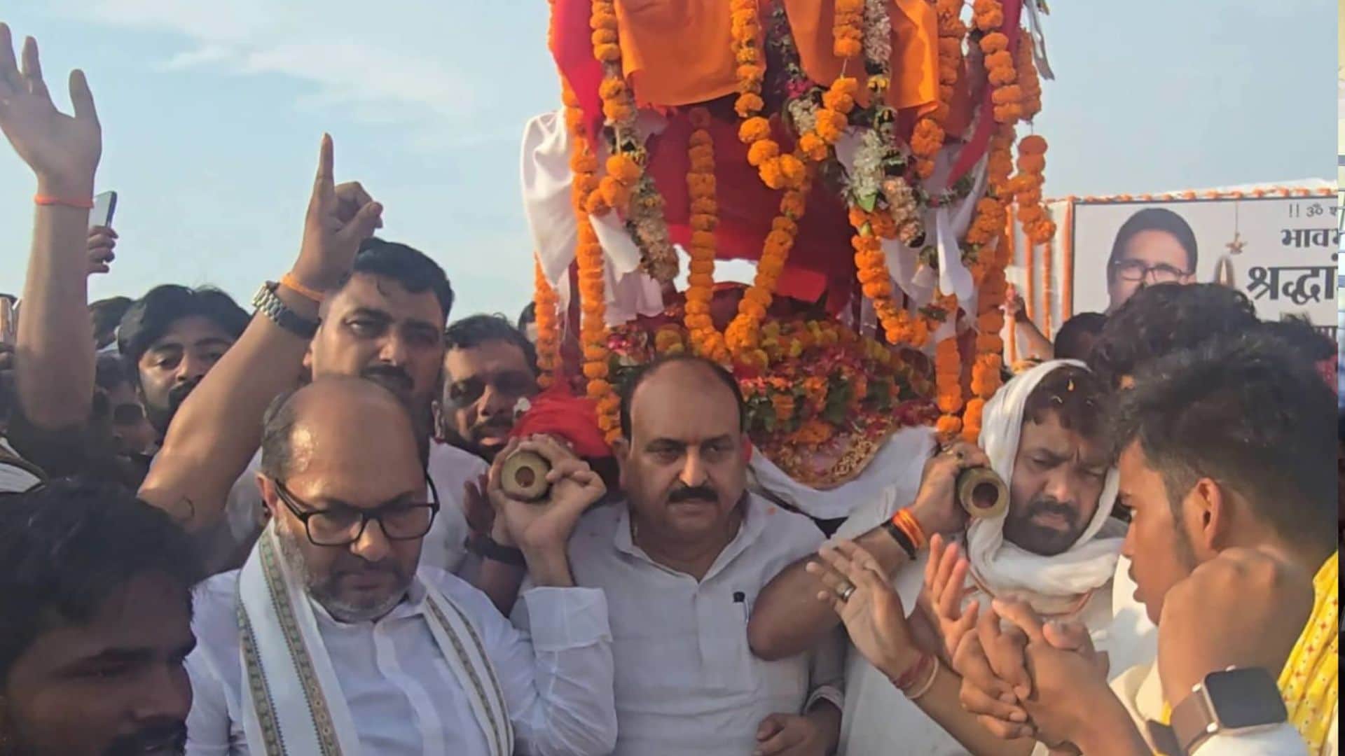 BSP MLA Uma Shankar Singh 40-kilometer final journey six hours to travel from Khanwar to Ganga Ghat Ballia