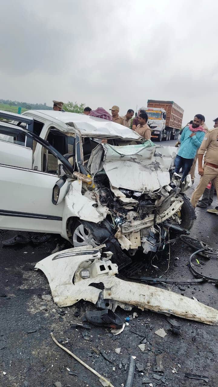 Car Crashes Into Truck on Bundelkhand Expressway, three died and two Seriously Injured