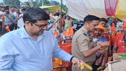 Crowds of Kanwariyas throng the Kachhla Ganga Ghat in Badaun route diversions to remain in effect until Monday