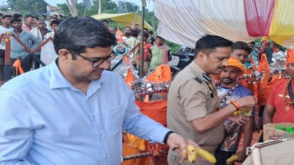 Crowds of Kanwariyas throng the Kachhla Ganga Ghat in Badaun route diversions to remain in effect until Monday
