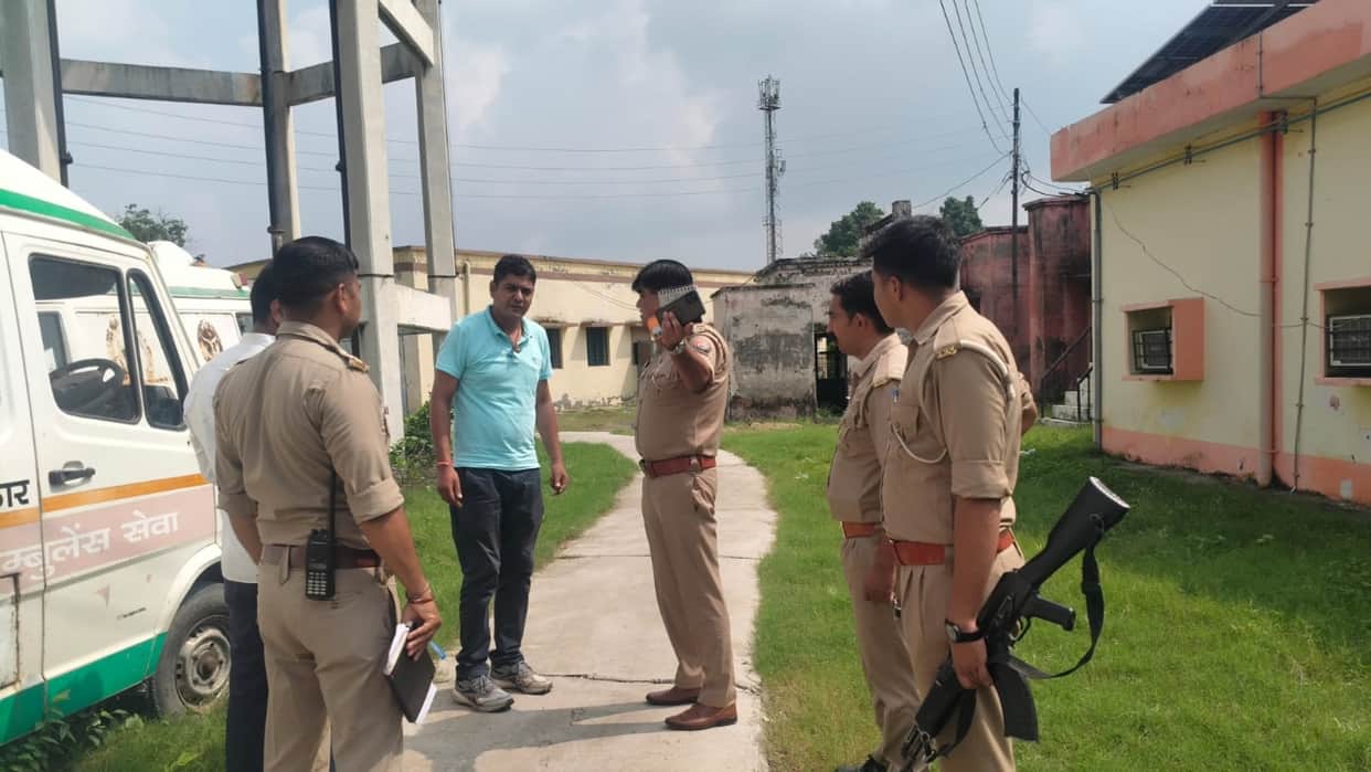Doctor robbed in broad daylight within the district hospital premises in Budaun