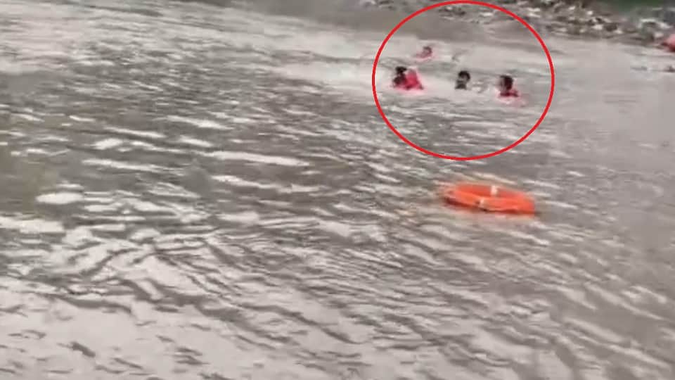 Two Kanwariyas were swept away in strong current of canal SDRF personnel became angels and saved their lives