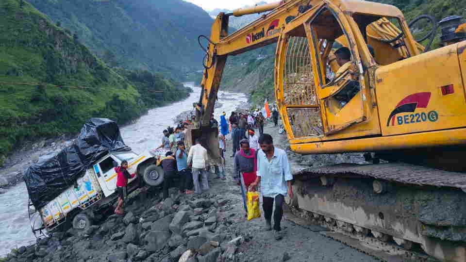 Gangotri Highway Accident near Papar Gad pickup vehicle went out of control and slid towards the Ganges