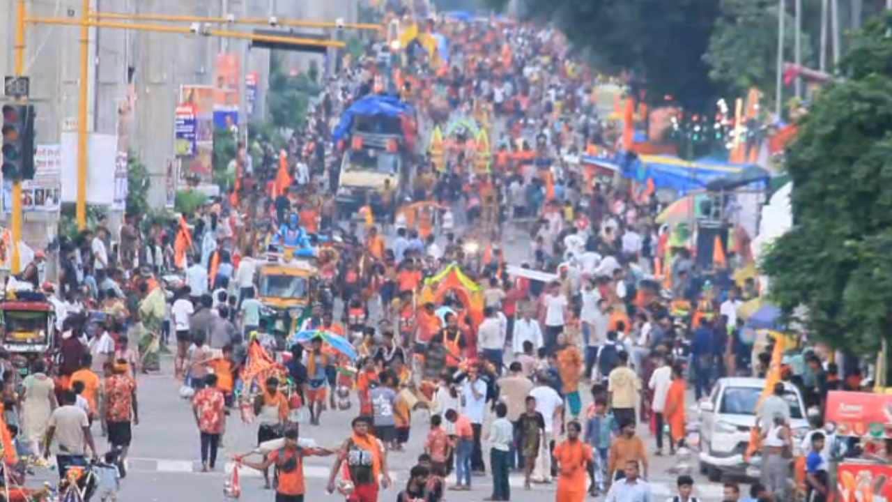 Kanwar Yatra 2026 Photos MP and MLA Shower Flowers on Kanwariyas in Muradnagar